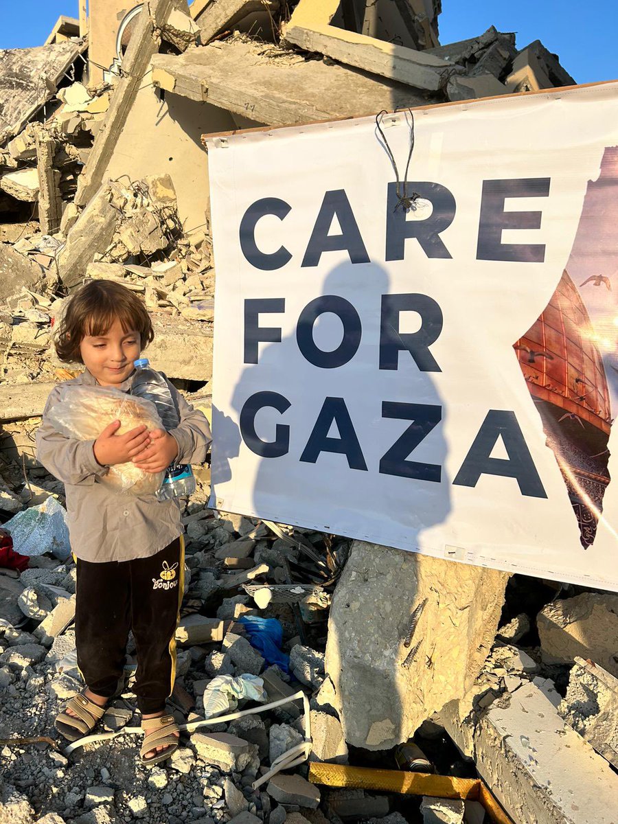 CareForGaza's tweet image. Another batch of fresh drinking water and pre-baked bread has been delivered to the displaced families.

Your support and assistance is greatly appreciated.

gogetfunding.com/CareFor/