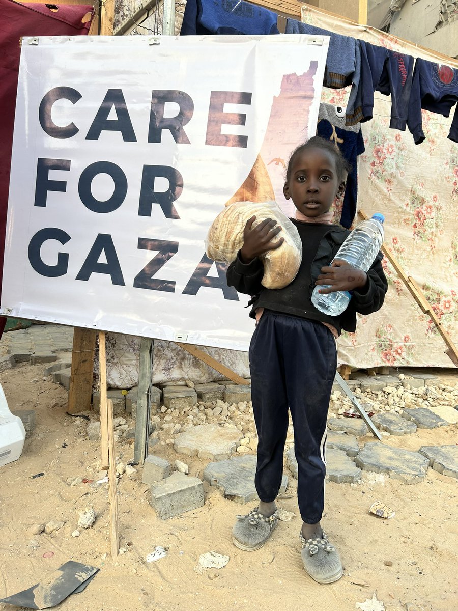 CareForGaza's tweet image. Another batch of fresh drinking water and pre-baked bread has been delivered to the displaced families.

Your support and assistance is greatly appreciated.

gogetfunding.com/CareFor/