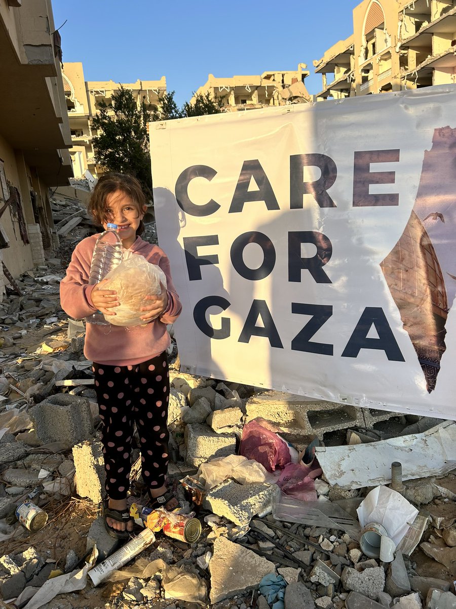 CareForGaza's tweet image. Another batch of fresh drinking water and pre-baked bread has been delivered to the displaced families.

Your support and assistance is greatly appreciated.

gogetfunding.com/CareFor/