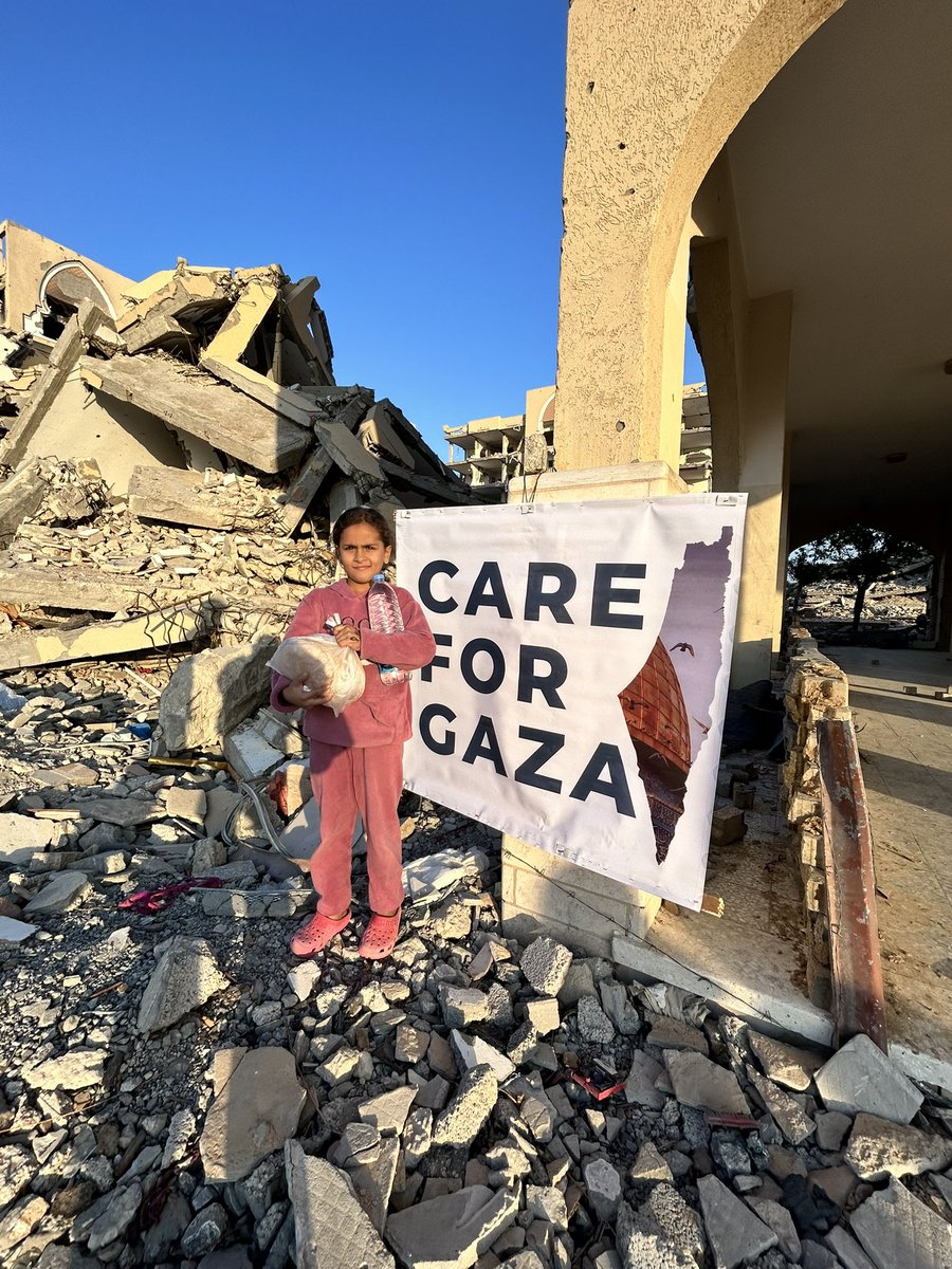 CareForGaza's tweet image. Another batch of fresh drinking water and pre-baked bread has been delivered to the displaced families.

Your support and assistance is greatly appreciated.

gogetfunding.com/CareFor/