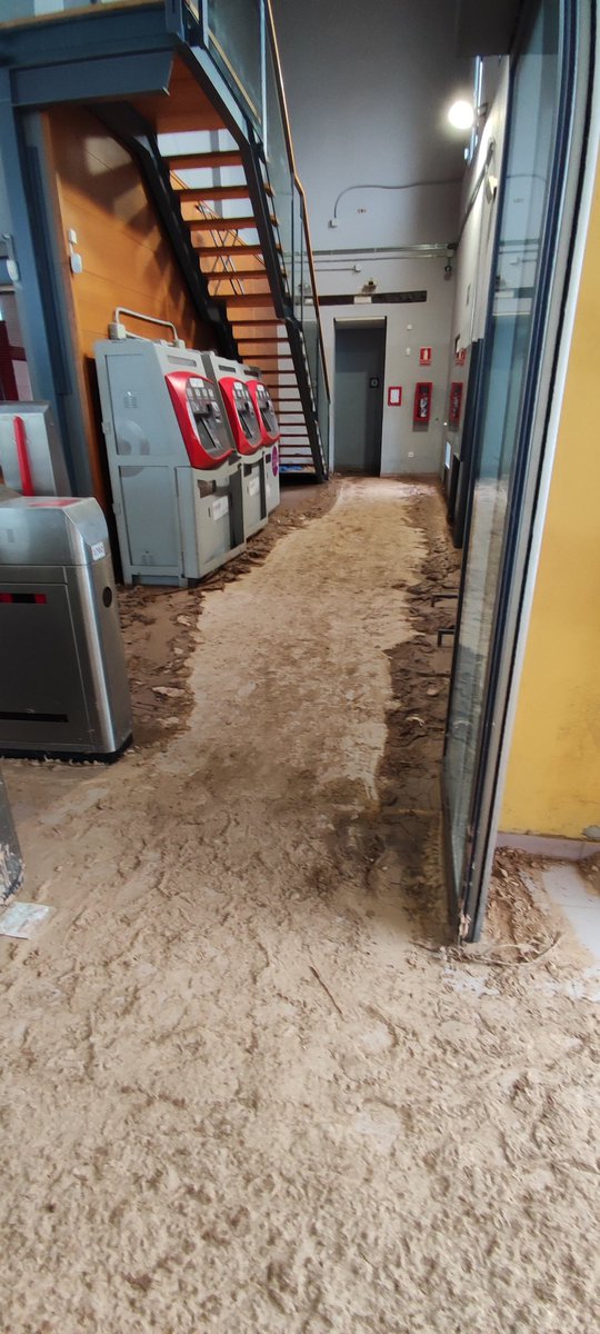 salva6roca's tweet photo. Dia 6 desolación 
Hay zonas donde no se puede avanzar por la cantidad de escombros,mientras @carlos_mazon_ no sabe ni a que juega, ni dónde está Apartese!
Seguimos con falta de maquinaria grande
#Valencia  #MazonDimissió #UME #Gisbertmanipula #horizonte #Generalitat
#iker https://t.co/4f24d9Sec6