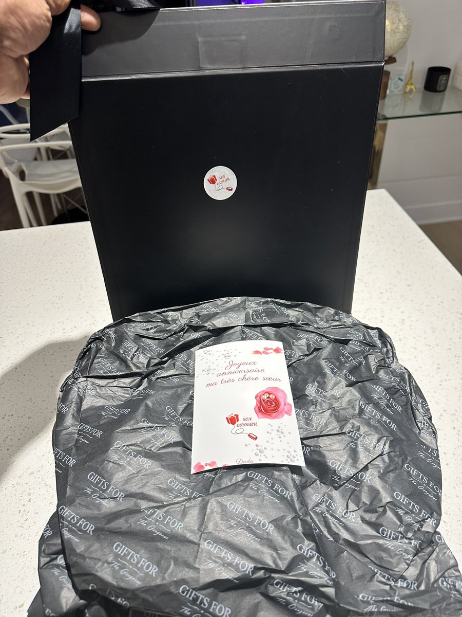 SonCadeau's tweet image. Conçu à Montréal 🇨🇦 pour une surprise ayant eu lieu à Paris 🇫🇷…parceque 50 ans ce n’est pas 50 jours 🥰
#sister #love #suprise