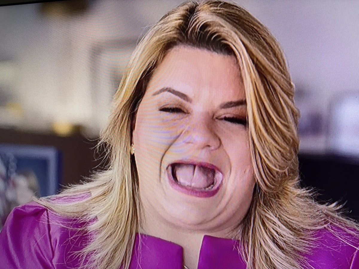 “Mentirosa, vaga, oportunista, cambia de opinión para adelantar su cau$a, no cumple los acuerdos, se vende por dinero y es defensora del gran capital. Eso dicen Cucusa Hernández (amiga íntima), Caridad Pierluisi, Leo Díaz, Mirian Ferrer, etc. ¡Vota por la Alianza de la Esperanza!