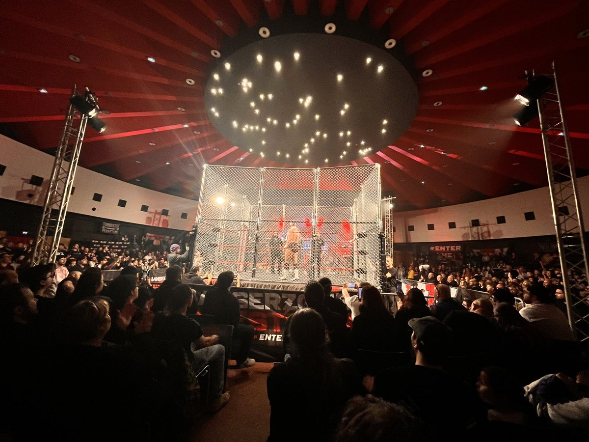 Johan_Cvr11's tweet photo. Rappel :
Ce soir à 20 heures sur Twitch (Twitch : Johan_Cvr) pour faire le grand RECAP du week-end organisé par la @bzw_wrestling
L’occasion de revenir sur :
- Le concert de Joe Hendry 🎤
- Le show Friday Night Banger 🔸
- Le show Alcatraz ⛓️
#BZWeekEnd #BZWFNB #BZWAlcatraz https://t.co/R5kmOzkz5K
