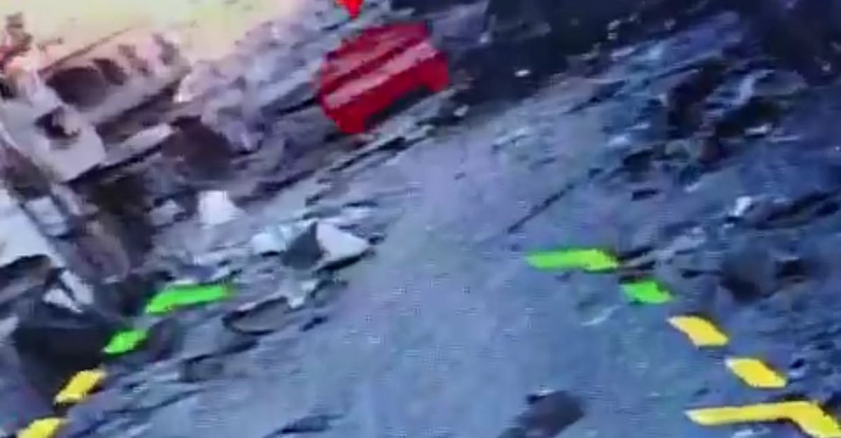 في تلك اللقطة الحاسمة، يدعو الغضنفر المغوار الرابض خلف الكاميرا على رأس عبوته، تخيلوا ماذا يقول وبمَ يدعو في ثغر كهذا؟ يدعو بصوت شجي متحشرج متعب غير قانط من رحمة الله: "اللهم أيدنا بالمؤمنين من مصر، والأردن، ولا تحرمهم أجر (القتال) في سبيلك" !

تخيل، عزيزي المصري؛ في تلك الأوقات