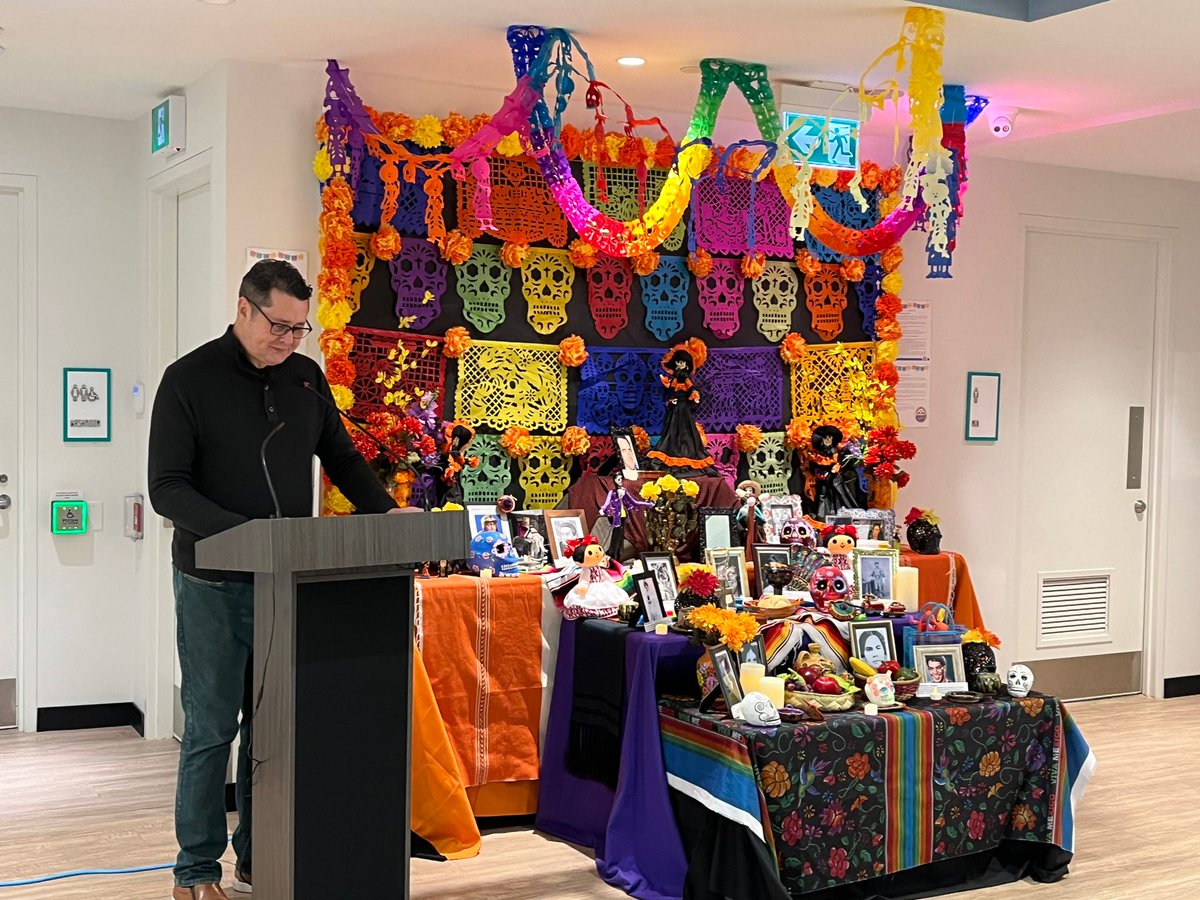 El <a href="/ConsulMexTor/">Consulmex Toronto</a>, en colaboración con la organización #BeachesSandBox y la curadora Silvia Sánchez, participó en las animadas celebraciones del #DíaDeMuertos en #Toronto. El Consejero Christian Clay explicó la naturaleza y alcance trascendental de la manifestación cultural 🇲🇽🌼💀