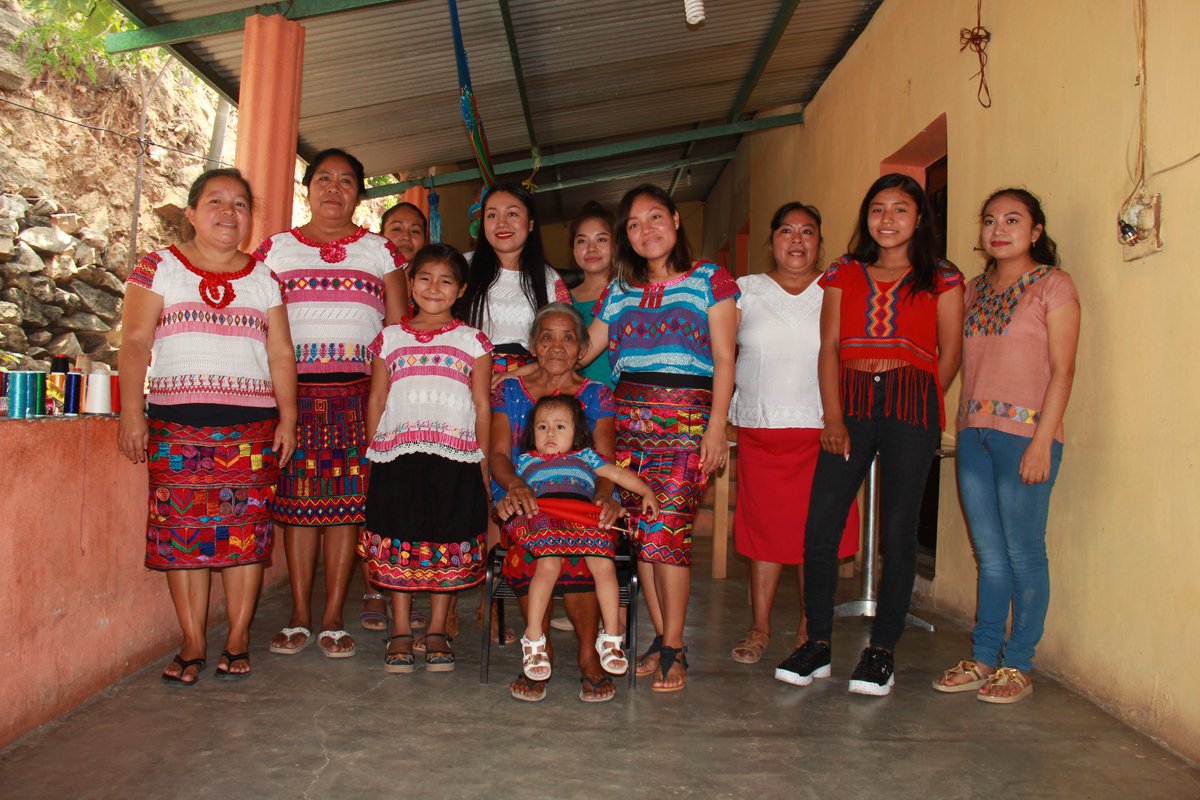 La herencia artesanal es la transmisión de conocimientos y técnicas artesanales de generación en generación. Se considera que la mejor herencia de una persona artesana es formar a otros artesanos y artesanas, ya que esto ayuda a mantener vivos los saberes artesanales.