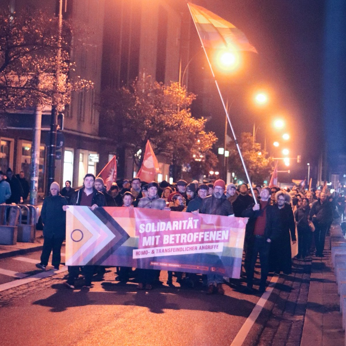 Ein Tag Mobi &amp; Regenwetter - und es kommen mal eben 1.500 Leute zusammen. Gegen Hass und für eine tolerante und weltoffene Hansestadt! 🏳️‍🌈 #bsieben