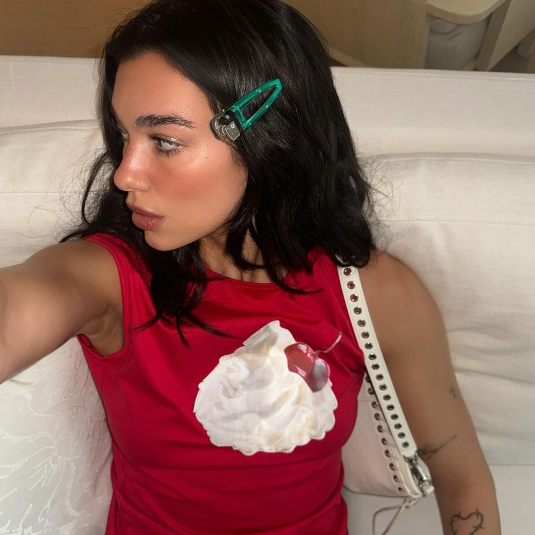 talkngmoon's tweet photo. a presilha de isqueiro, o cigarro mora literalmente na cabeça da dua lipa https://t.co/GPtG6EZoQ1