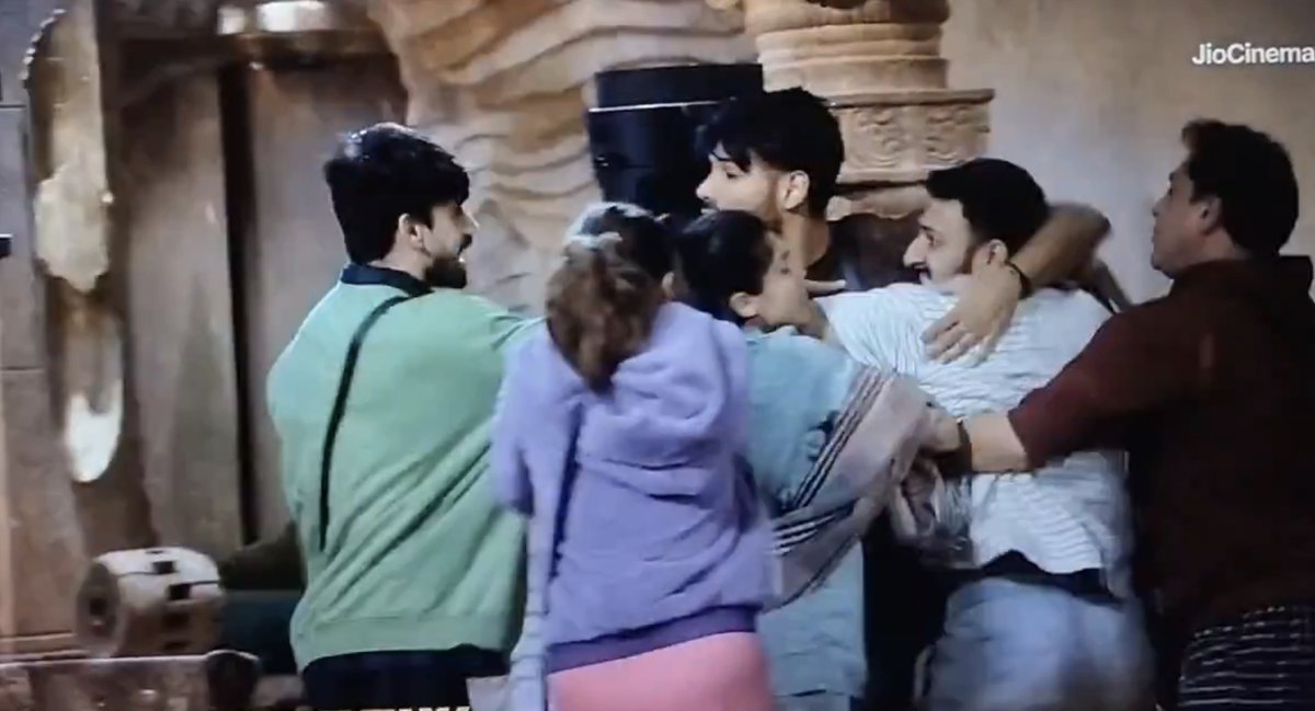 BollySpy's tweet photo. #BiggBoss18 Promo | #RajatDalal Loses His Cool, And Attacks #AvinashMishra
Kya Rajat Sahi Hai?
RT🔁 --> YES
LIKE♥️ --> NO https://t.co/vtmQJrAbtD