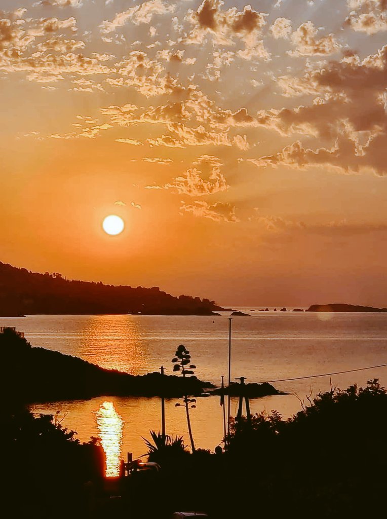SmileTheni1's tweet photo. Μου αρέσουν πολύ τα ταξίδια,, όμως της ψυχής λίγο περισσότερο...
Γλυκό βραδάκι σε όλους σας αγαπημένοι μου ✨🍷 https://t.co/NqiiblNKGs