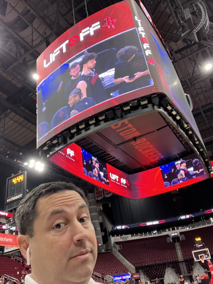 AdamJWexler's tweet photo. 🚨TICKET GIVEAWAY 🚨
I’ve got 2 tickets to tonight’s #Rockets - #Knicks game at @ToyotaCenter . Just Repost this for a chance to win them. Winner must have @axs account &amp; plz follow me so I can DM. Winner chosen just before #TheATeam starts at 3p! 🚀 https://t.co/7k2uehTg4S