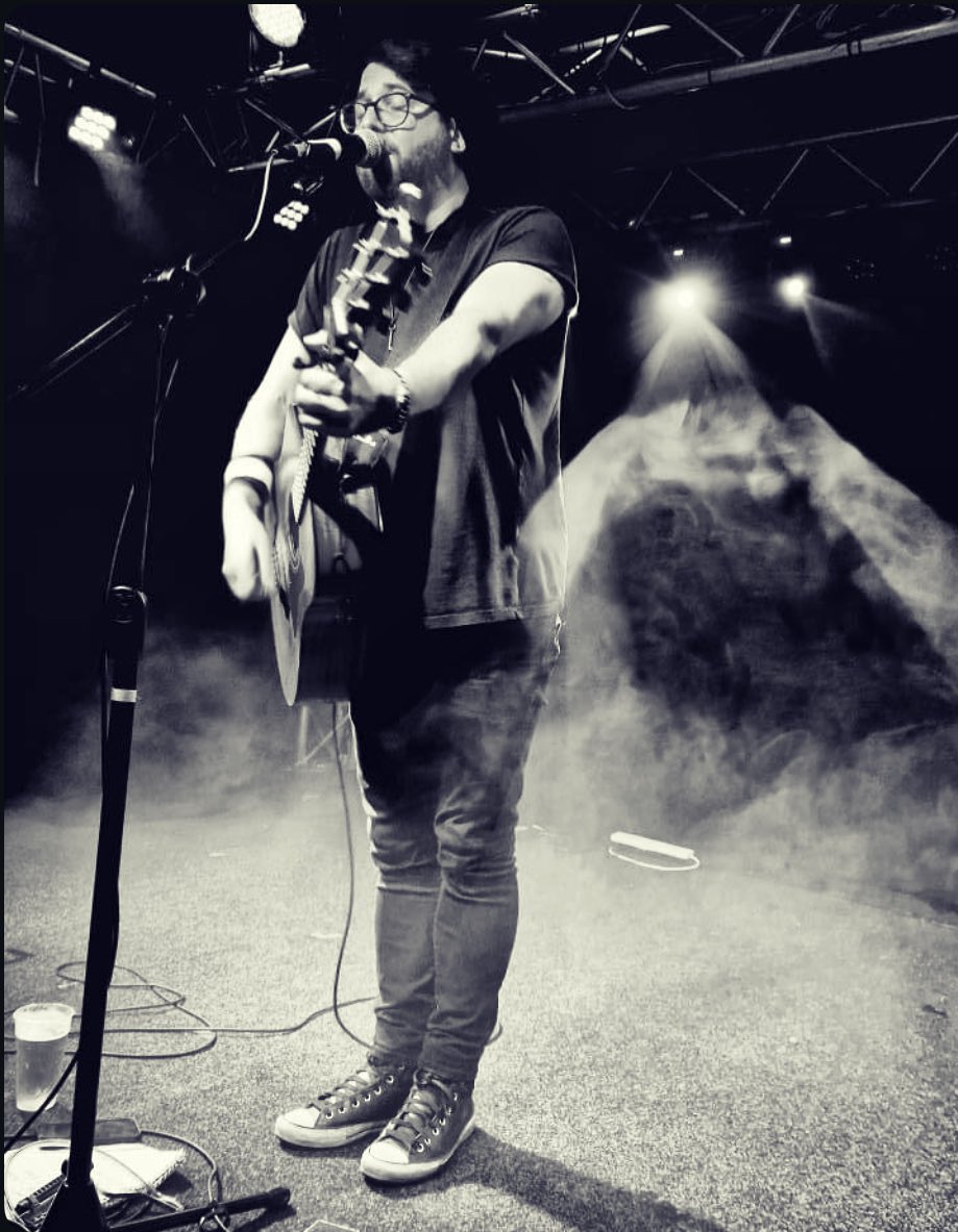 Had an awesome time at <a href="/BedfordEsquires/">Bedford Esquires</a> on Saturday night, supporting <a href="/GazBrookfield/">Gaz Brookfield</a> !

Big thank you to Gaz for asking me to play both that and the Cambridge show!

Sydes
x

📸 - Jus Carroll