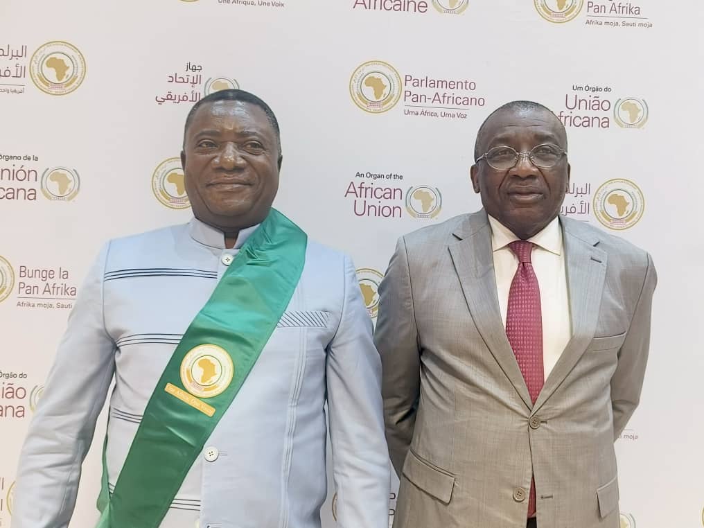 JackDitaba89944's tweet photo. Félicitation cher excellence pour votre présentation de serment de député panafricain, devant Dieu et devant son peuple vous avez signé solennellement de servir notre pays, félicitation tshiobeeeeeeeee.
@ngoyikasanji11 https://t.co/hfTAQjcfv6