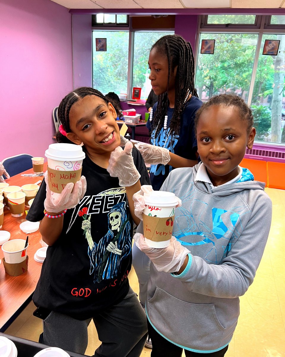 casw_inc's tweet photo. This is the perfect time to spread a little kindness ❤️‍🩹 Our participants took the time to write kind words and positive affirmations on paper cups - and later used these to give our hot chocolate and cookies to members of the community ✨

#caswinc  #nycyouth #dycdcornerstone https://t.co/1ua8RRtQG7