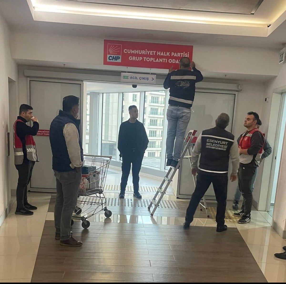 Seçimle gelen seçimle gider , iktidarın eli ile değil

En yüksek sesle 

HAK HUKUK ADALET
HAK HUKUK ADALET
HAK HUKUK ADALET