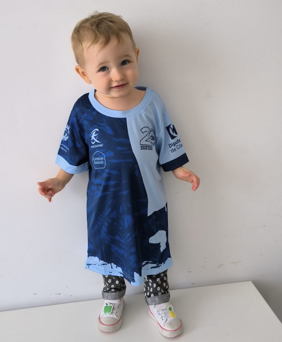 🎽 CAMISETA DE PASEO 24/25 |

La pequeña Ana, al igual que casi 500 mencianos, ya tiene su chula camiseta del club.

👉 A la venta este diseño exclusivo, por el 20Aniversario, con los colores del club y diferentes elementos representativos de nuestra #DoñaMencía.
