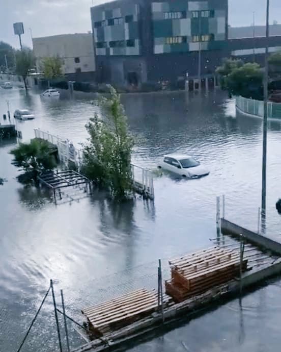Jinan_Syria's tweet photo. ⚠️Flood Alert ! Frightening scenes coming out of Barcelona following the devastation witnesed by Valancia !

🆘️ Pray for Barca

🌧️🚨 🇪🇸 Barcelona, Spain faces severe flooding as torrential rains wreak havoc everywhere including the airport and highways !

#Barcelona #floods https://t.co/Eqod92Wa2L