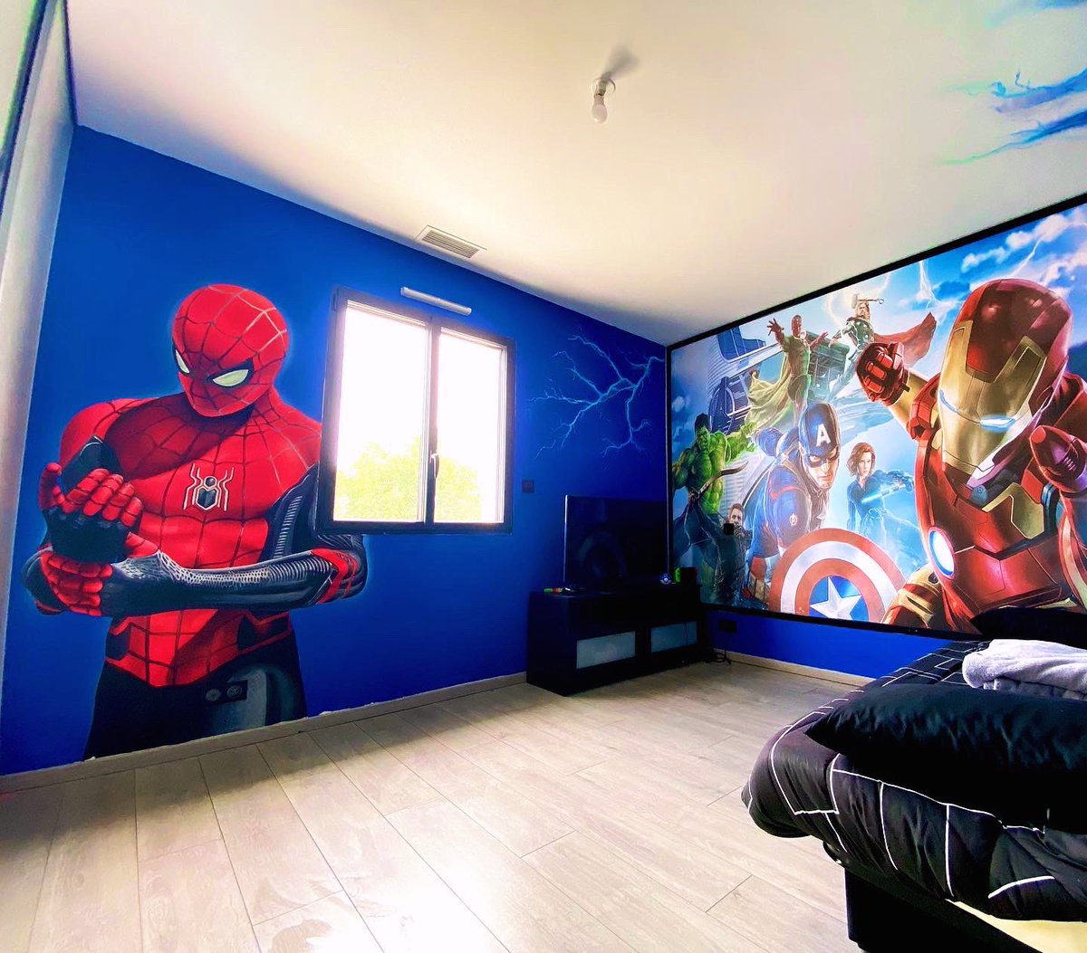 StudiosBastille's tweet photo. L'œuvre d'art murale représentant Spiderman est un cadeau du papa d'un petit garçon qui adore ce super-héros.

Un magnifique Spiderman réalisé dans les règles de l'art !

Encore une bombe de Val !

#spiderman #marvel #marvelcomics  #decoration #marvels #fresque #artistepeintre https://t.co/TkisrLWUGY