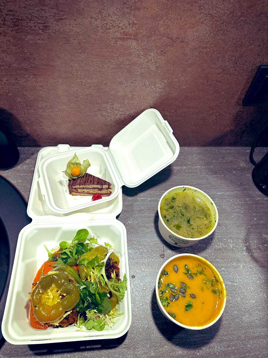 Esmu bieži aizdomājies, kur paliek neapēstais ēdiens kafejnīcās un restorānos. Domāju ka diemžēl, liela daļa tiek izmesta, pat ja tas ir vēl lietojams. Tagad Rīgā ir platforma “Foodhero”, kur restorāni var vakaros piedāvāt ēdienus par trešdaļu lētāk, tādējādi samazinot pārtikas