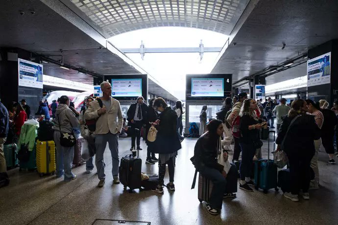 TV2000it's tweet photo. #NEWS - #Genova, capotreno accoltellato, domani #sciopero delle #ferrovie di 8 ore in tutta Italia

L'aggressione  mentre controllava i biglietti sul regionale diretto a #Busalla all'altezza della stazione ferroviaria di #Rivarolo:  40enne, è grave in ospedale in codice rosso con una profonda ferita al fianco
Fermati un egiziano di 21 anni e una 16enne italiana

#4ottobre @poliziadistato