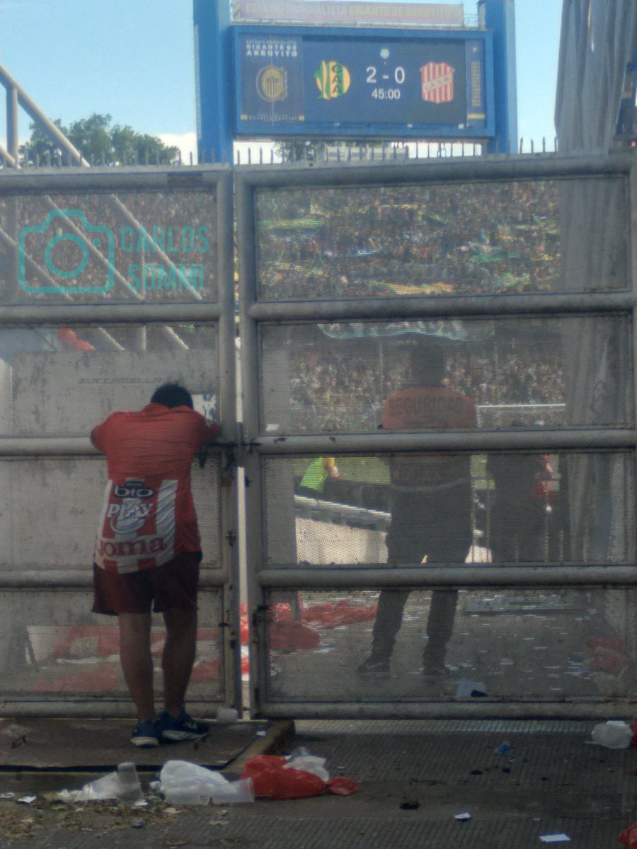 Santiago_5o5a's tweet image. Segun Cuevas ellos sienten el mismo dolor que nosotros. Imaginate el dolor que sintio este pobre tipo que seguramente su colectivo llego tarde y tuvo que ver asi como se arrastraban los jugadores en la cancha