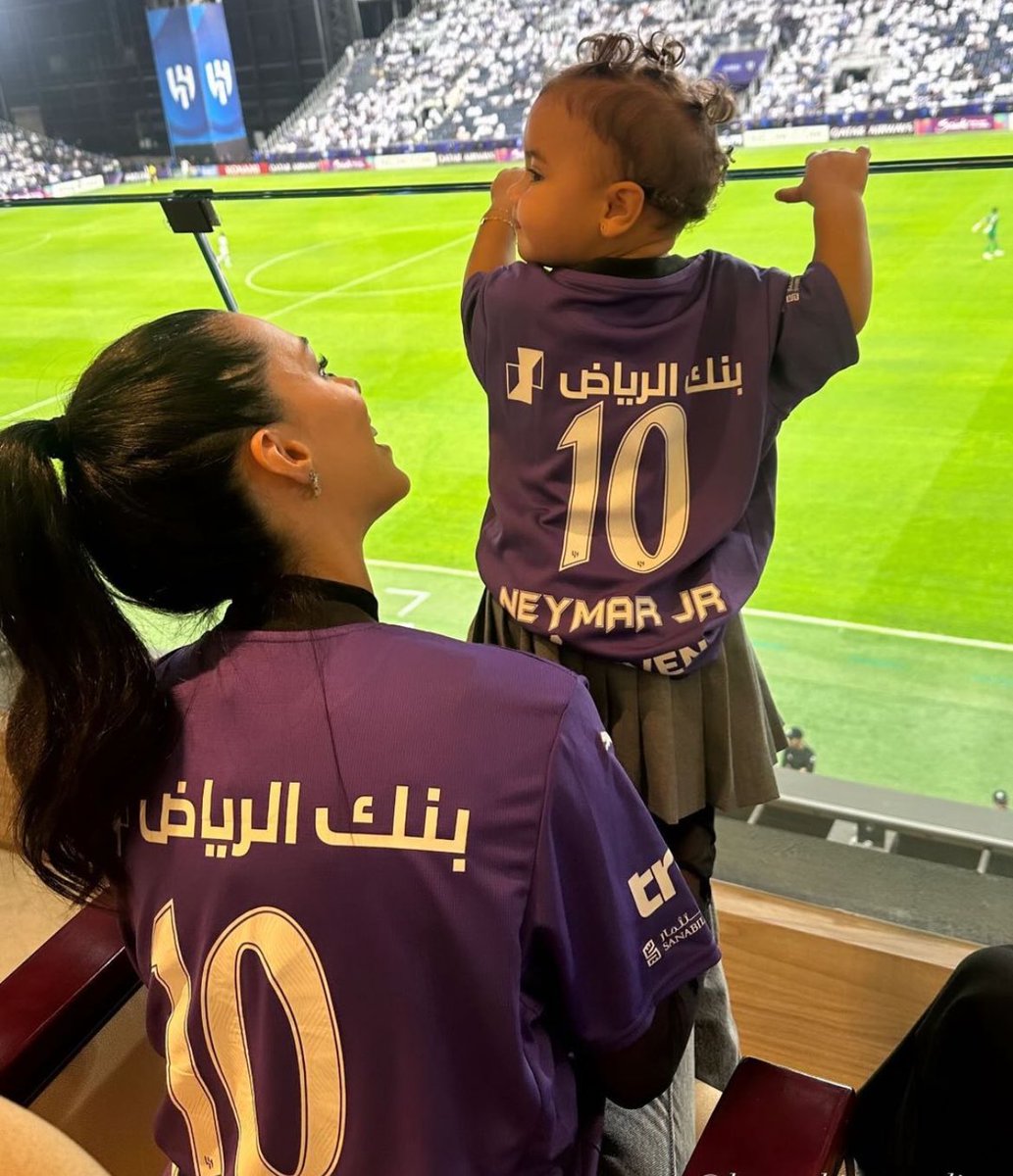 Bruna e Mavie trajadas de Neymar acompanhando o jogo. 💜