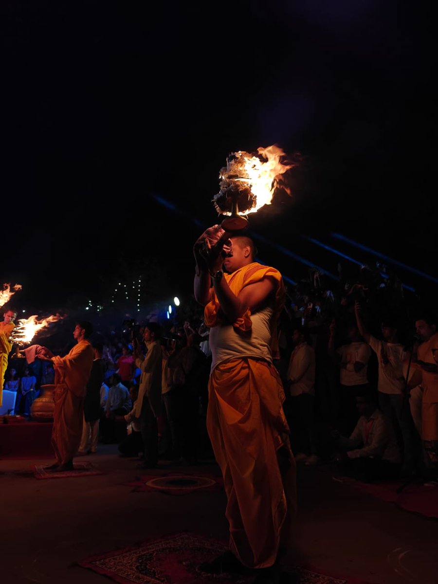 cleanganganmcg's tweet image. हरिद्वार के चंडी घाट पर शाम ने करवट बदली और रात को अपने सामने पाया। आध्यात्मिकता में लिपटी रात जब गँगा आरती की लौ में समाई तो श्लोक व घंटियों की आवाज़ ने माँ गँगा को दंडवत प्रणाम किया। गँगा कथाओं पर आधारित लाइड एंड साउंड शो ने इस वर्ष के गँगा उत्सव की अंतिम कहानी कही और अगली बार