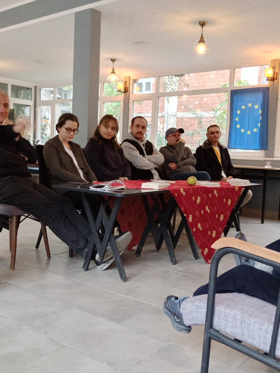 Taner_Artvinli's tweet photo. Demir Elma Festivali'nin üçüncü günü (3 Kasım, Pazar) editörlüğünü Tanıl Bora'nın yaptığı, Rahşan İnal'ın derlediği Dağlardan Denize Artvin ( @iletisimyayin ) kitabının yazarlarının katılımı ve Özlem Şendeniz'in moderatörlüğünde Borçka'da bir söyleşi ve imza günü etkinliği vardı. https://t.co/P8QrB8qV63