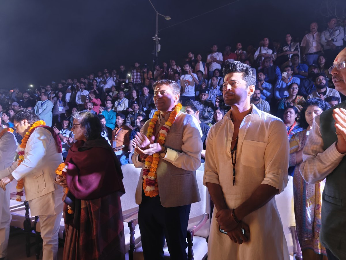 cleanganganmcg's tweet image. हरिद्वार के चंडी घाट पर शाम ने करवट बदली और रात को अपने सामने पाया। आध्यात्मिकता में लिपटी रात जब गँगा आरती की लौ में समाई तो श्लोक व घंटियों की आवाज़ ने माँ गँगा को दंडवत प्रणाम किया। गँगा कथाओं पर आधारित लाइड एंड साउंड शो ने इस वर्ष के गँगा उत्सव की अंतिम कहानी कही और अगली बार