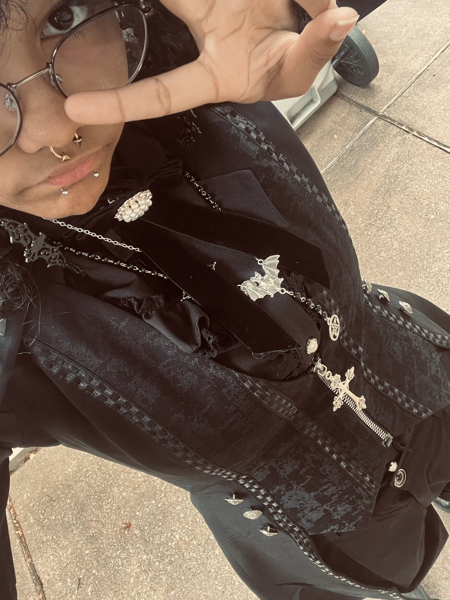 ★ bambi ⊬🧃IS SEEING BTS tweet media