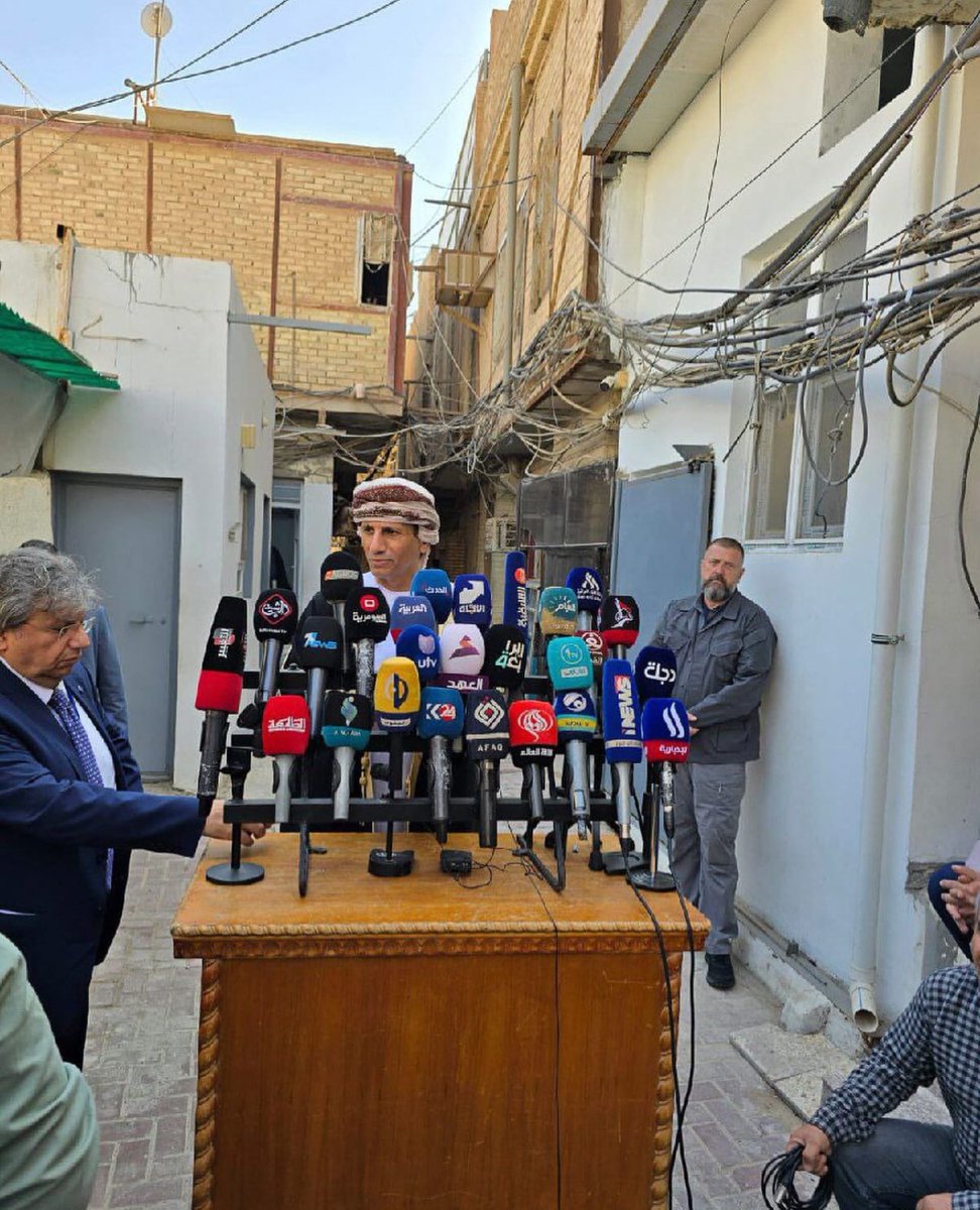 اجتمعت عند بابك الدنيا وانت الدنيا وما فيها تحركها بكلمة روحي لك الفداء
#السيد_السيستاني