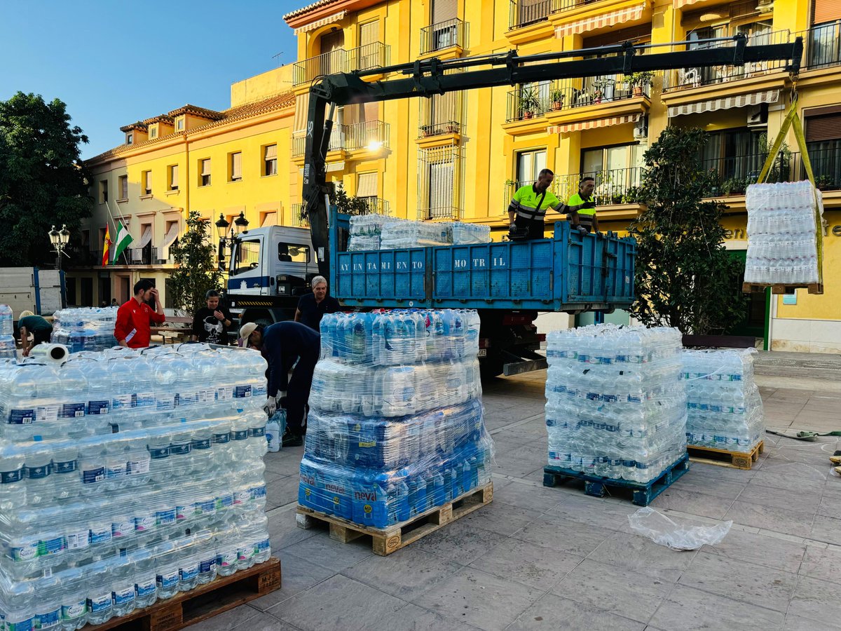 La ciudadanía de Motril colabora en la recogida de comida, agua y materiales para afectados por la DANA. La segunda dotación de bomberos de Motril ya ha partido hacia Alfalfar (Valencia) para apoyar en tareas de extracción de agua, rescate y evacuación en zonas inundadas.