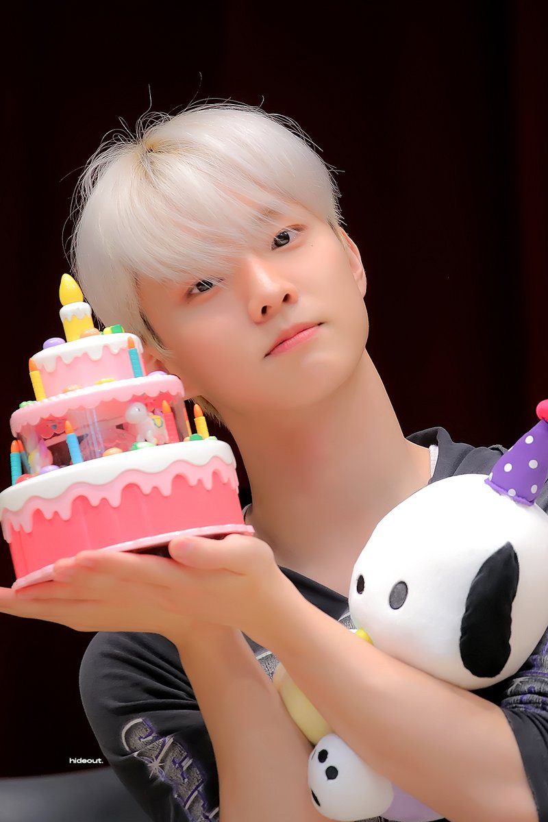 hideout_tbzq's tweet photo. birthday boy 🥳🎂

#청춘을_닮은_창민아_생일축하해
#Our_Youth_Q_HBD
#더보이즈 #THEBOYZ #큐 #지창민 https://t.co/UP8IOPjEKQ