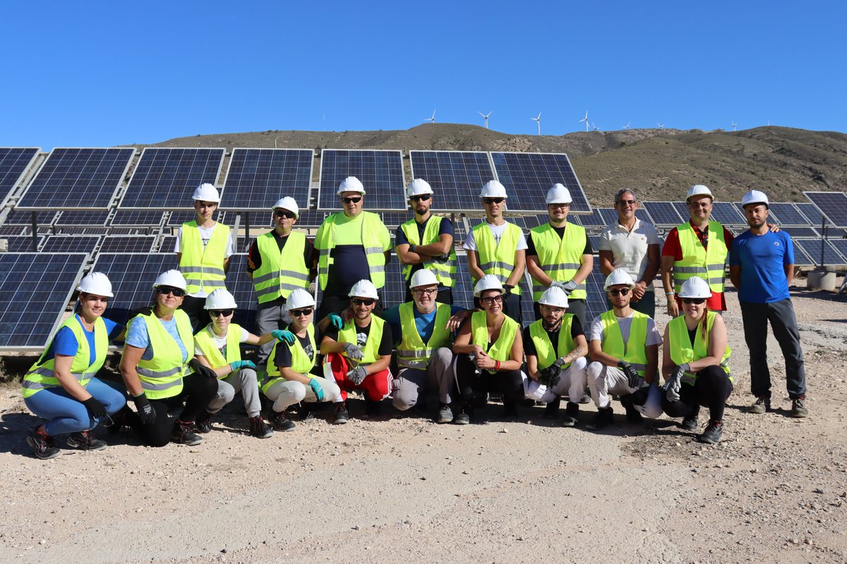 Procedente de los municipios de #Abarán, #Blanca y #Cieza, el alumnado de la formación de Cáritas en #EnergíasRenovables profundiza sobre lo aprendido en el aula con visitas a las instalaciones de la empresa Esfera Solar