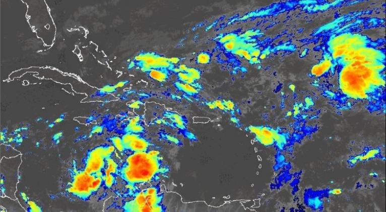 UJCdeCuba's tweet photo. #Cuba atenta ante eventos hidrometeorológicos que amenazan su territorio e implementa medidas para proteger a la población y los recursos económicos.
El gobierno, los organismos e instituciones mantienen estrecha vigilancia sobre la amplia zona de bajas presiones.
#UJCdeCuba https://t.co/fOhl0S0fGa