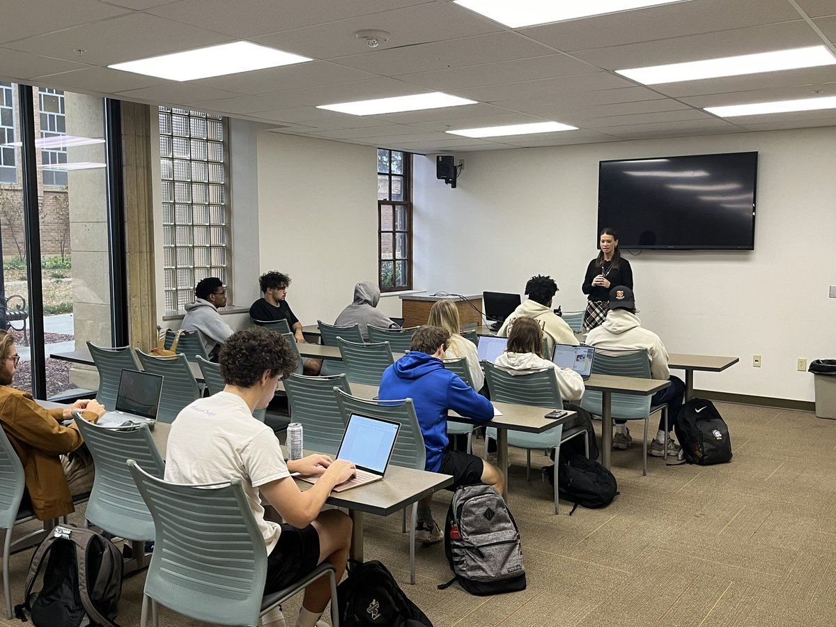 1SportProf's tweet photo. BIG THANK YOU TO @LadyFinn13 for coming and talking to my Mass Media class today!!! Tons of great info!!! Thanks to @NylenCC for lending her to us for a little bit! @briar_cliff Alum too!! https://t.co/2fDTXIXbOp
