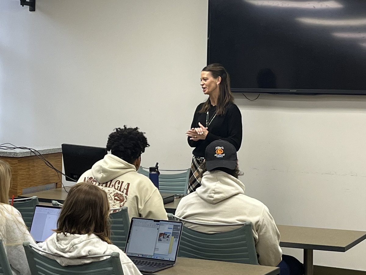 1SportProf's tweet photo. BIG THANK YOU TO @LadyFinn13 for coming and talking to my Mass Media class today!!! Tons of great info!!! Thanks to @NylenCC for lending her to us for a little bit! @briar_cliff Alum too!! https://t.co/2fDTXIXbOp