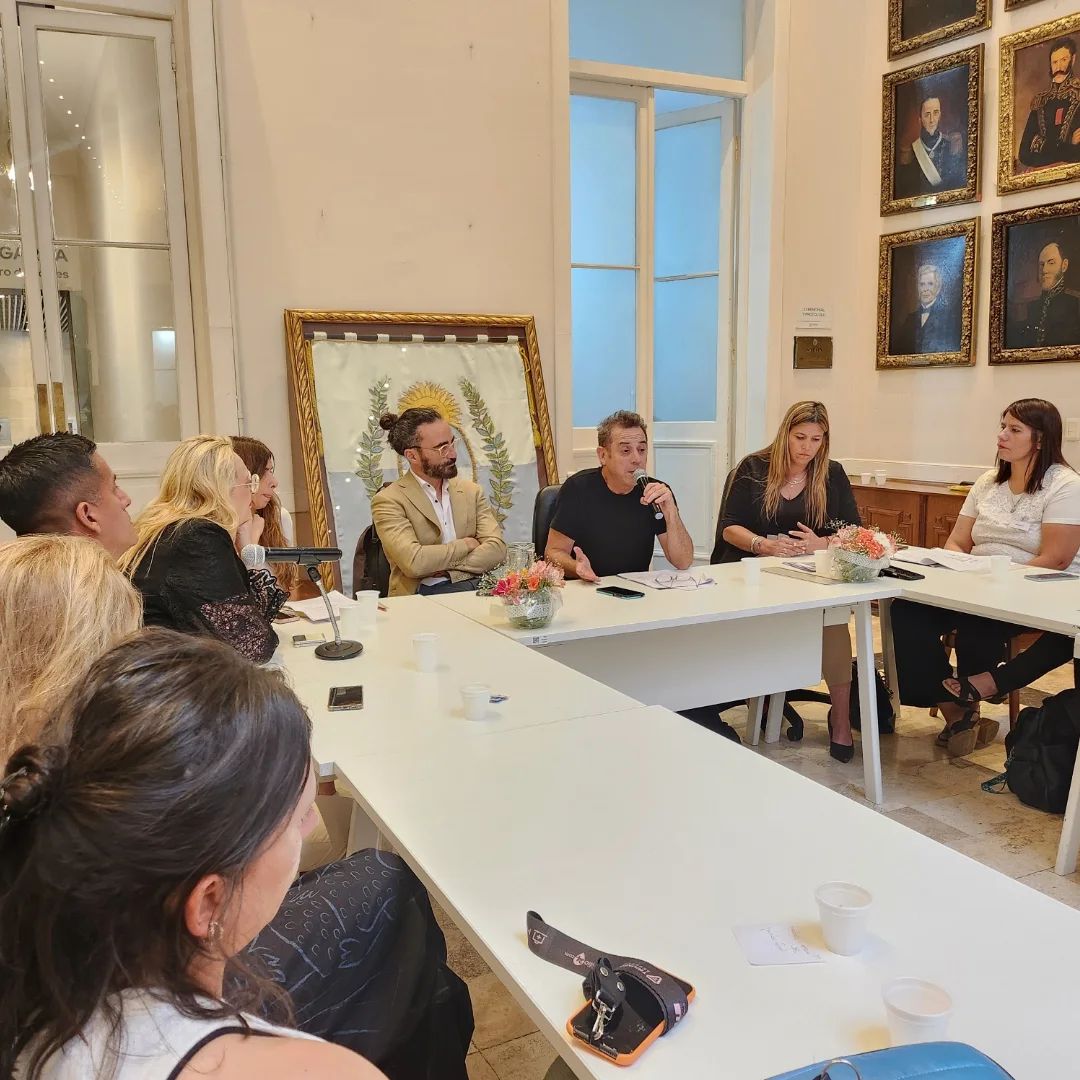 Trabajamos en conjunto para visibilizar y reflexionar sobre la problemática de las niñeces y adopciones en Mendoza. Generando los espacios para la articulación de acciones con referentes de los distintos ámbitosinstitucionales