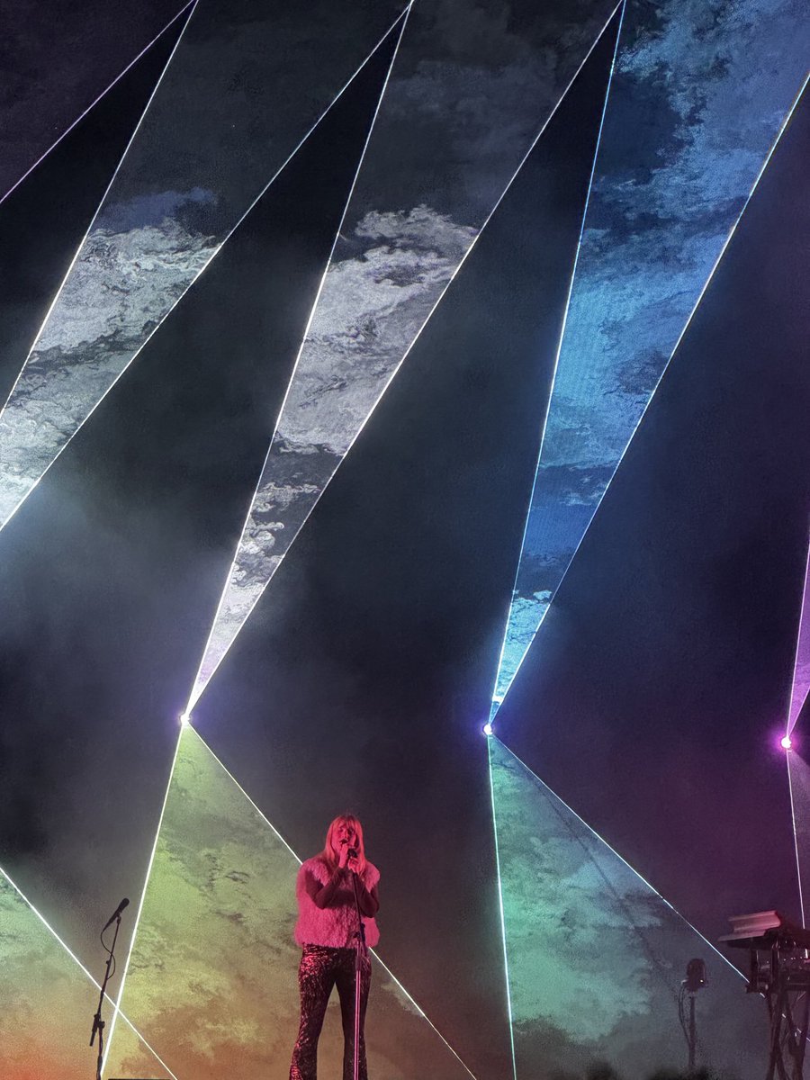 #LondonGrammar gister. Viel niet tegen. Was tevoren bang dat het een beetje saai zou worden. Visuals waren ook sterk net als Hannah.