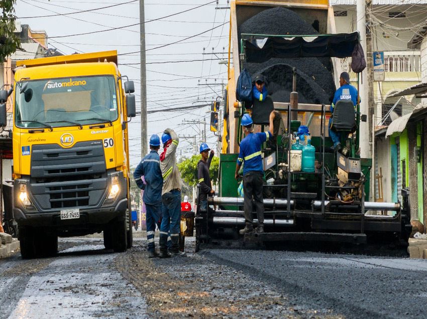 Seguimos mejorando las calles del sur de Guayaquil.

Con un avance del 30%, el mantenimiento vial en sectores como Guasmo Sur y Guasmo Este está en marcha. 

En la calle Isabel Beltrán, estamos renovando 1.700 m² de carpeta asfáltica, mientras que en la cooperativa Derecho de los