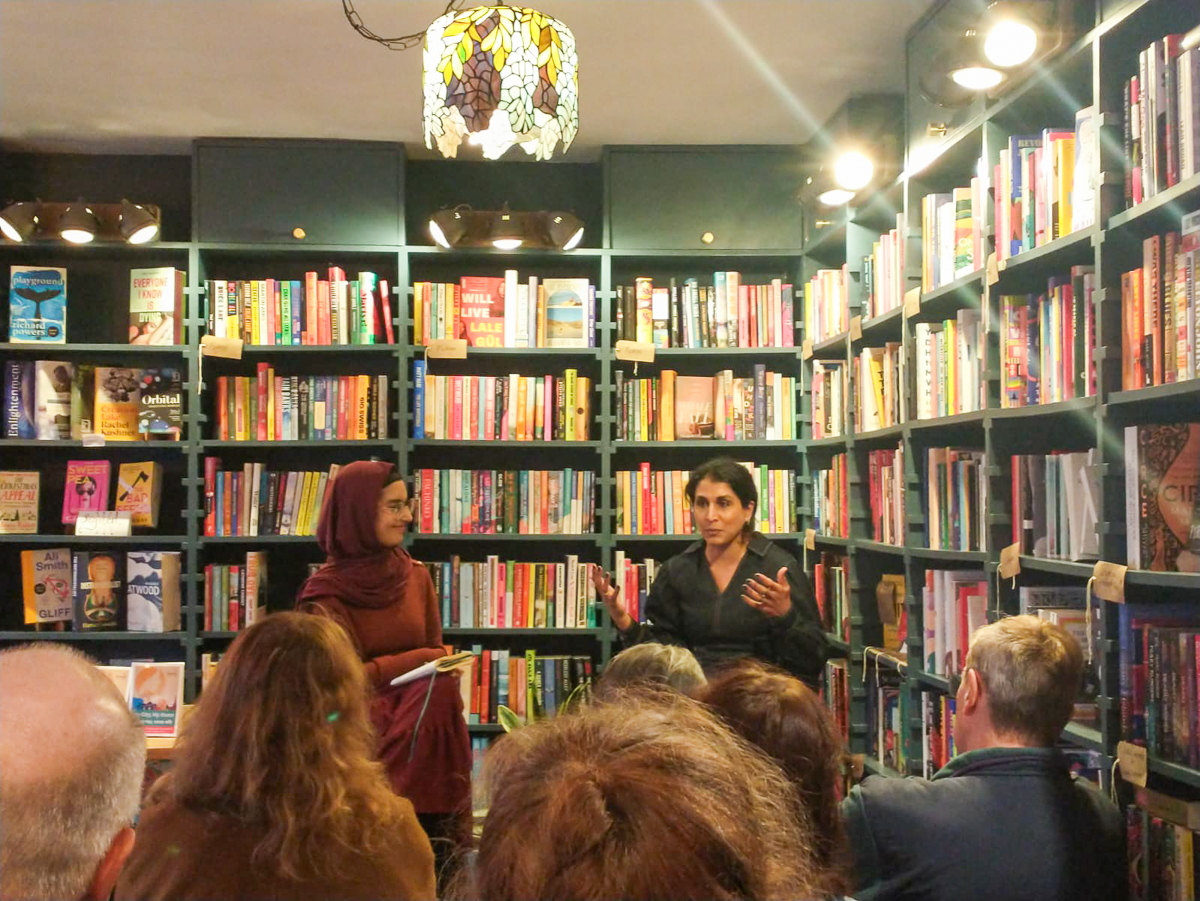 sampad_arts's tweet photo. Back in her home city, creator of #DIRay, Maya Sondhi captivated us on Saturday sharing tales of her career and her mission to put Brum on our TV screens

The Chai &amp; Chat was led by poet Aliyah Begum and hosted by Heath Bookshop as part of @mac_birmingham Square Eyes TV Fest https://t.co/rdvry9W7W2