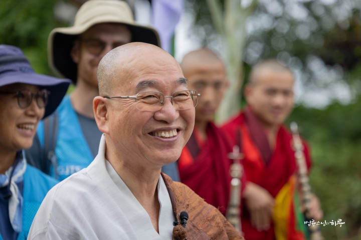 Buddhistdoor's tweet photo. BDG news: Engaged Buddhism: Ven. Pomnyun Sunim Inaugurates Water Pipelines in Rural Bhutan
Read here: https://t.co/HuLhjnwbno
#buddhism #buddha #compassion #engagedbuddhism #sustainabledevelopment #mahayana #zen #seon #bhutan #korea #pomnyunsunim #jtskorea #buddhistactivism https://t.co/bvdQObpsER