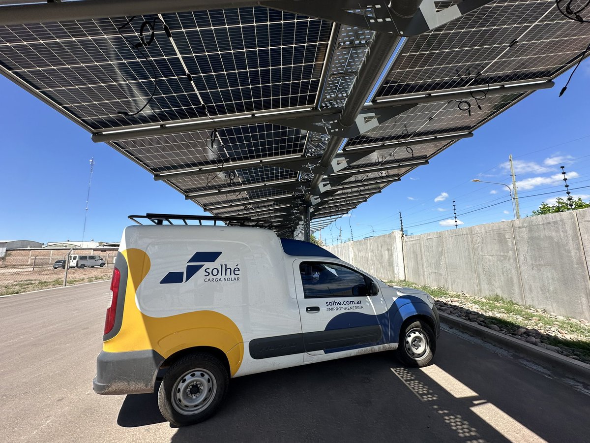 nicoogior's tweet image. En proceso de instalación del estacionamiento con techo de paneles más grande de Mendoza 🙌🏻