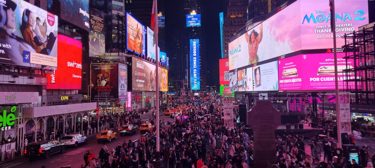 90Edwards's tweet image. Time Sq. NYC