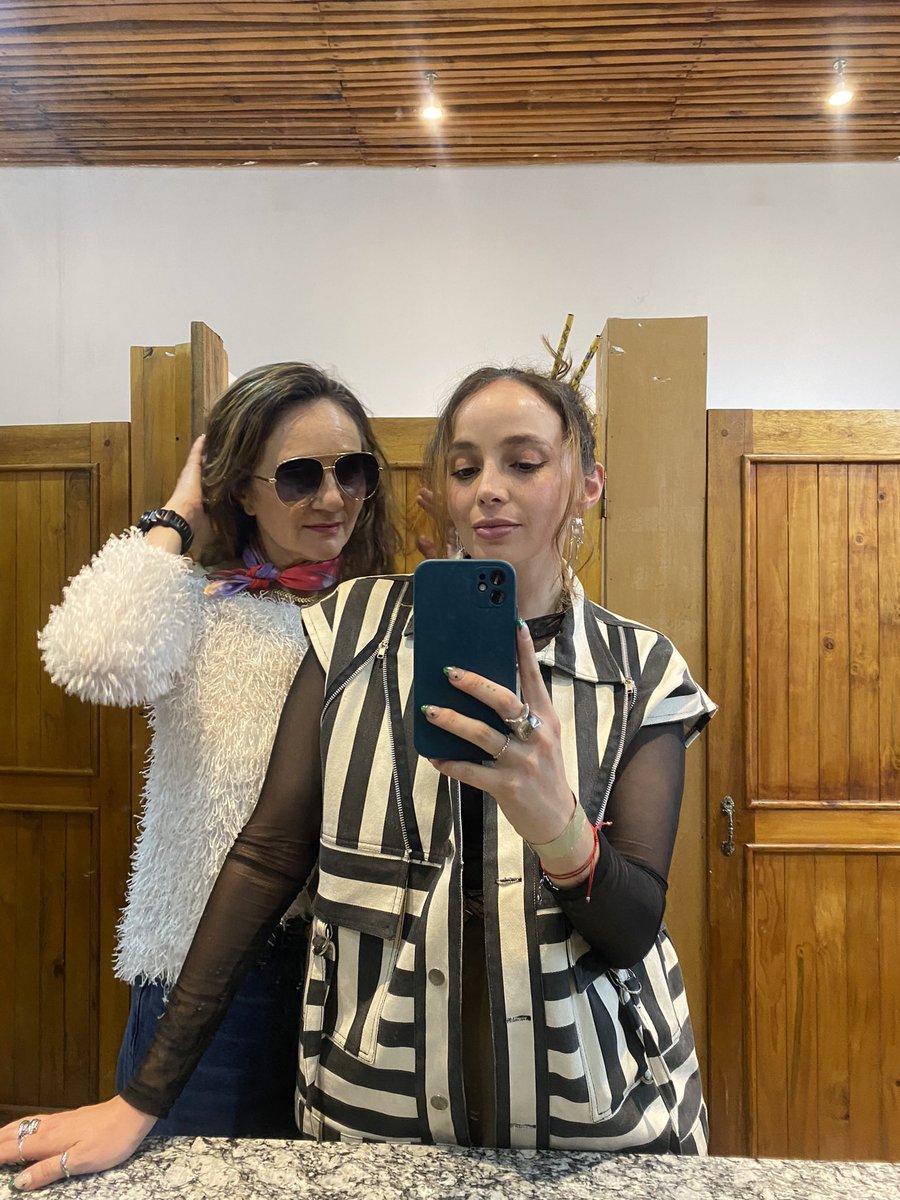 pamelasalazarch's tweet photo. Te 💛 Tripy Tripy, gracias por siempre ser tan finoli ✨

Un besito a mi mami que nunca se pierde una fiesta mía 💌 @verocrespo1973 https://t.co/7XuU3OAWGW
