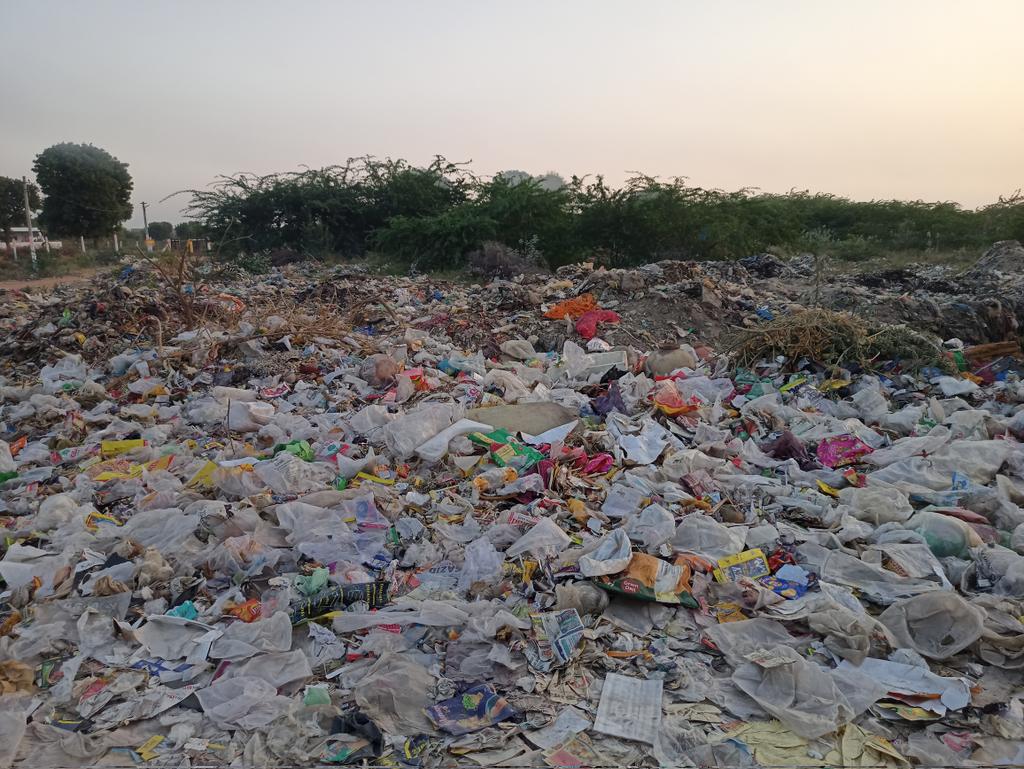 gogarbage_in's tweet photo. स्वच्छता ही सेवा 2024 और हम शहर के जागरूक नागरिक 
अपने ही शहर को स्वच्छ नहीं रख सकते 
स्वच्छ भारत मिशन 
डंपिंग यार्ड सोजत सि
हम तैयार हैं इसको स्वच्छ बनाने में GOGARBAGE 
@SwachhBharatGov @SwachSurvekshan @startupindia @istart_Raj @deesoo_in @DcDmPali https://t.co/cbsR2B9y4K