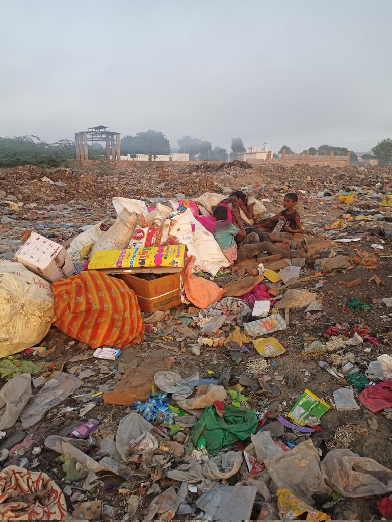 gogarbage_in's tweet photo. स्वच्छता ही सेवा 2024 और हम शहर के जागरूक नागरिक 
अपने ही शहर को स्वच्छ नहीं रख सकते 
स्वच्छ भारत मिशन 
डंपिंग यार्ड सोजत सि
हम तैयार हैं इसको स्वच्छ बनाने में GOGARBAGE 
@SwachhBharatGov @SwachSurvekshan @startupindia @istart_Raj @deesoo_in @DcDmPali https://t.co/cbsR2B9y4K