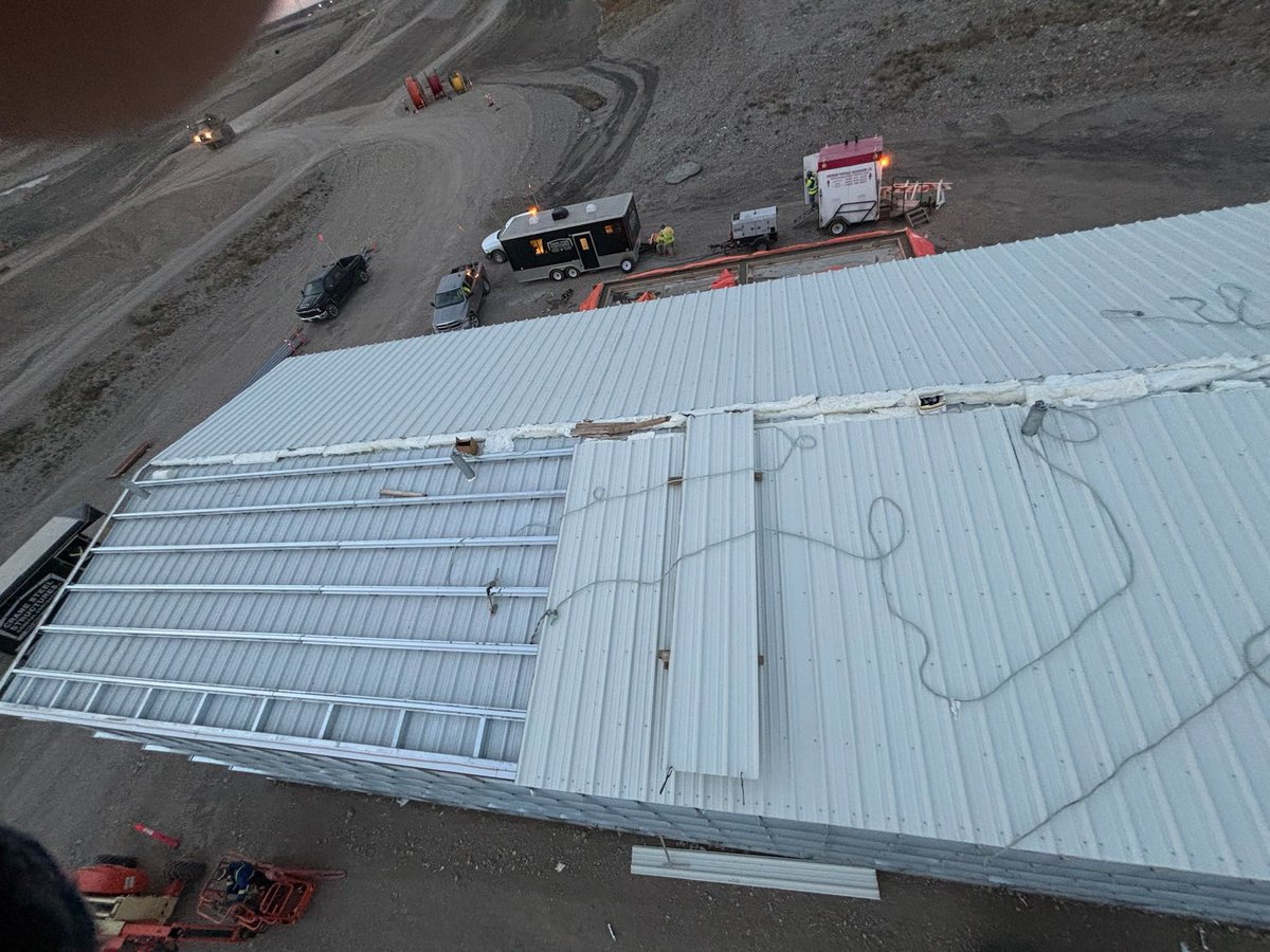 crane_steel's tweet image. 📍  Rocanville, SK. 

New roof? No sweat! 🛠️ Making quick work of closing it all in here in 'the gap' 

#saskatchewan #cranesteel #steelbuilding #builder #familyowned