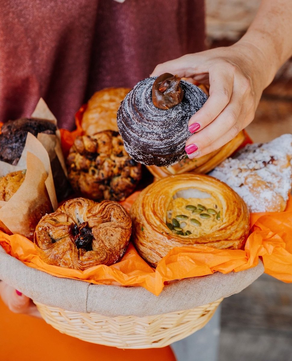 Pitchounbakery's tweet image. Why choose when you can have them all? 🍂 Our #fall #pastrybox is the perfect #breakfast option for #family #gatherings or #corporate #meetings. Don't miss out on these #seasonal favorites! #pastry #pastrybasket #catering #losangeles #pitchounbakery